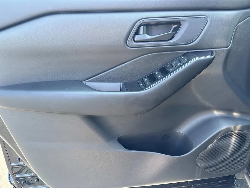 Used 2025 Nissan Rogue S FWD image 25