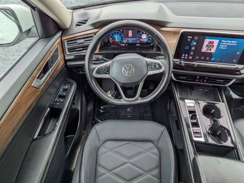 Certified 2025 Volkswagen Atlas SE FWD image 17