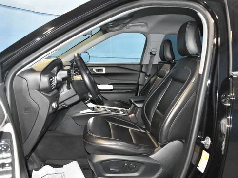 Used 2022 Ford Explorer XLT w/ Equipment Group 202A image 6