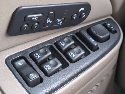 Used 2005 GMC Yukon XL SLT w/ SLT Preferred Equipment Group AWD/4WD image 30