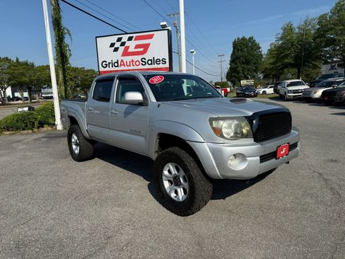 Used 2011 Toyota Tacoma 4x4 Double Cab w/ TRD Sport Pkg image 2