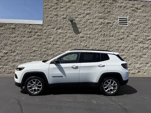 Used 2023 Jeep Compass Latitude w/ Sun and Sound Group AWD/4WD image 5