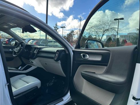 Used 2025 Volvo XC40 B5 Plus w/ Protection Package Premier image 11