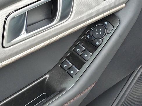 Used 2025 Ford Explorer Active w/ Active Comfort Package image 18