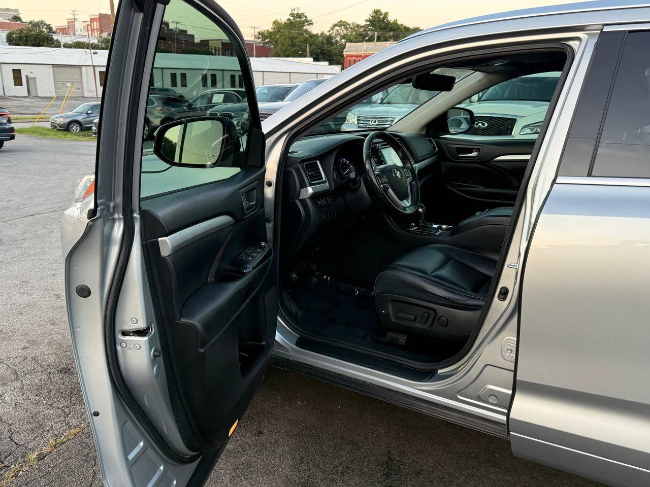 Used 2017 Toyota Highlander XLE AWD/4WD image 16