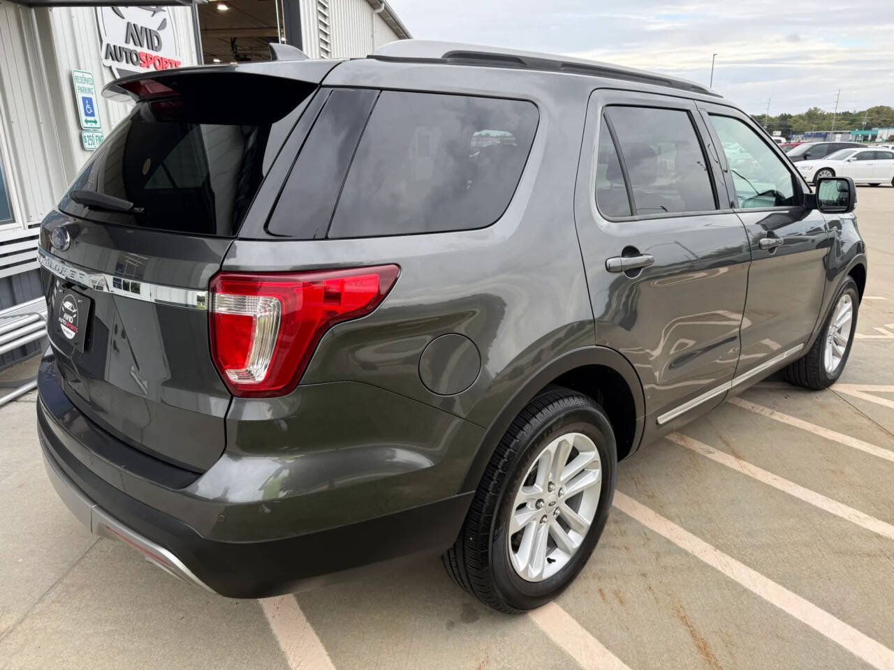 Used 2017 Ford Explorer XLT FWD image 8