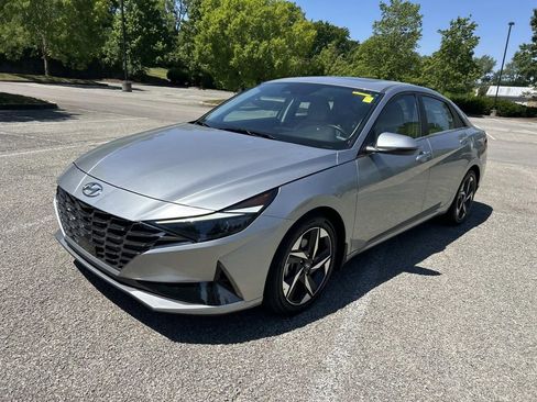 Certified 2022 Hyundai Elantra Limited FWD image 3