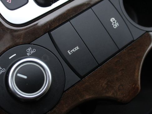 Used 2014 Volkswagen Touareg Hybrid image 31