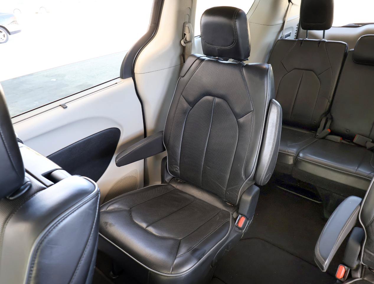 Used 2017 Chrysler Pacifica Limited w/ UConnect Theater Package FWD image 23
