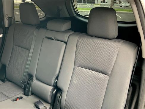 Used 2018 Toyota Highlander LE image 19