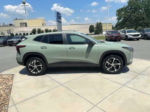 Used 2024 Chevrolet Trax RS w/ Sunroof Package FWD image 5