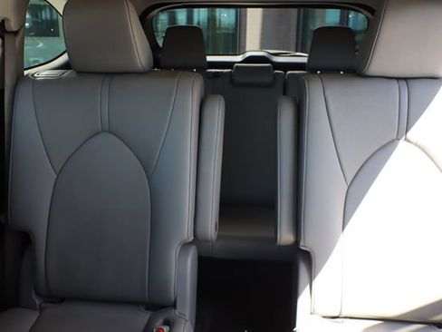 Used 2020 Toyota Highlander Limited FWD image 19