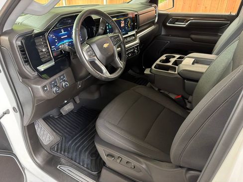 Used 2024 Chevrolet Silverado 1500 LT image 2