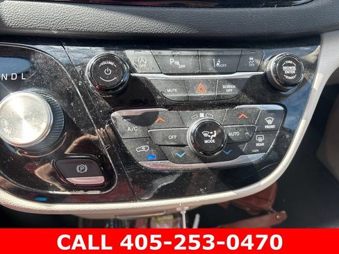 Used 2023 Chrysler Pacifica Touring-L FWD image 10