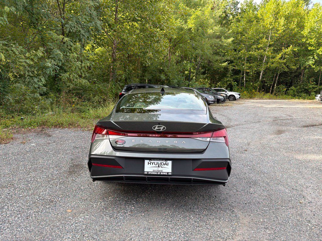 Used 2024 Hyundai Elantra SEL FWD image 5