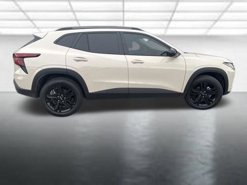 Used 2026 Chevrolet Trax ACTIV w/ Sunroof Package FWD image 2