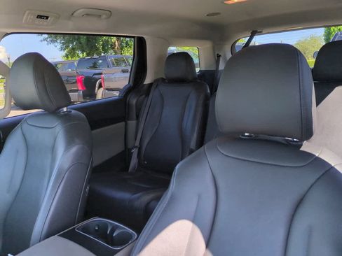 Used 2025 Kia Carnival FWD image 8