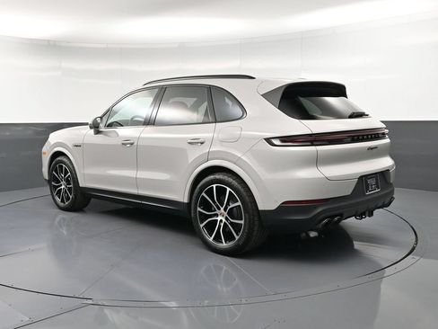 Certified 2026 Porsche Cayenne E-Hybrid AWD/4WD image 3