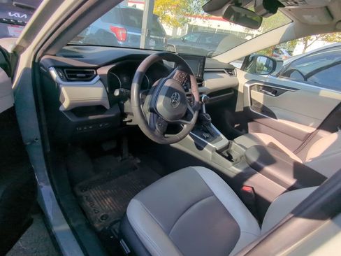 Used 2021 Toyota RAV4 XLE Premium image 7
