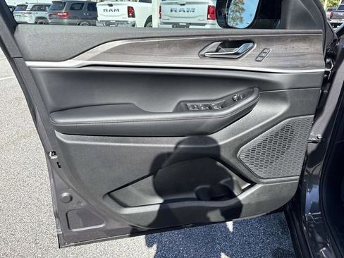 New 2025 Jeep Grand Cherokee Limited w/ Black Appearance Package image 17