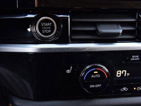 Used 2024 Nissan Pathfinder SL image 18