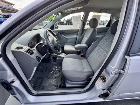 Used 2005 Ford Focus ZX4 Sedan FWD image 8