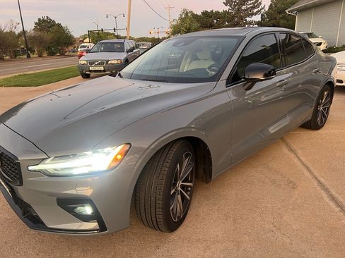 Used 2022 Volvo S60 B5 Momentum image 4