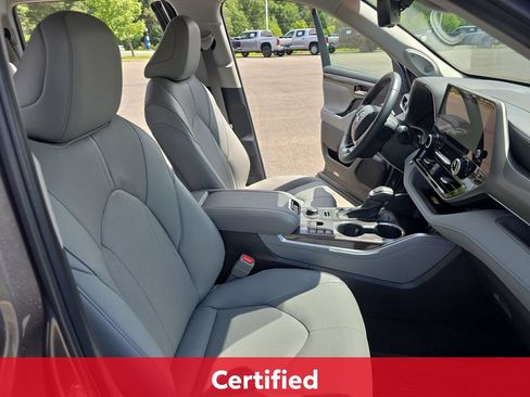 Certified 2024 Toyota Highlander Limited AWD/4WD image 13