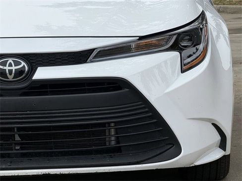 Used 2025 Toyota Corolla LE image 9