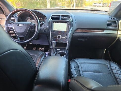 Used 2017 Ford Explorer Platinum image 2