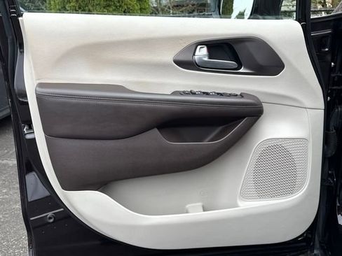 Used 2017 Chrysler Pacifica Touring-L Plus w/ Tire & Wheel Group image 12