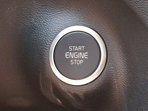 Certified 2025 Volvo XC40 B5 Core image 23