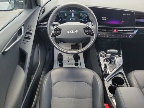 Used 2025 Kia Niro EX FWD image 13
