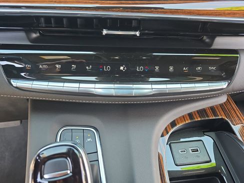 Used 2024 Cadillac Escalade Premium Luxury RWD image 29