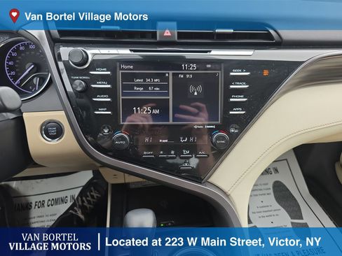 Used 2019 Toyota Camry XLE image 18