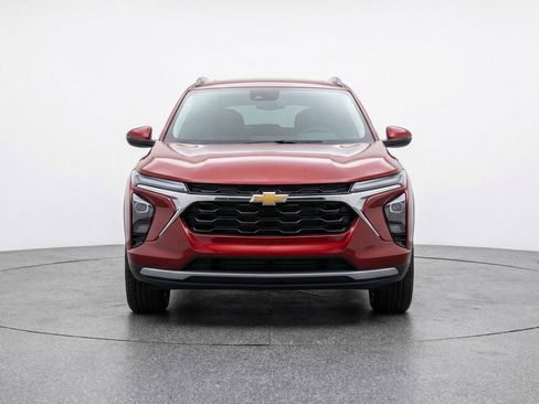 Used 2025 Chevrolet Trax LT w/ LT Convenience Package image 2