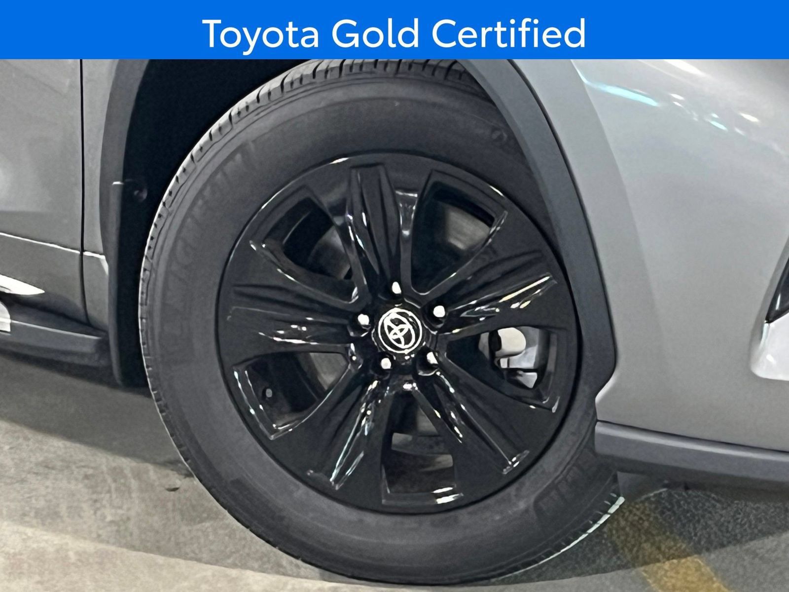 Used 2025 Toyota Highlander XLE FWD image 2