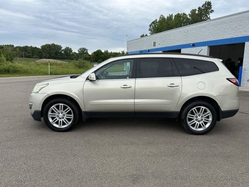 Used 2015 Chevrolet Traverse LT w/ Style and Technology Package FWD image 2
