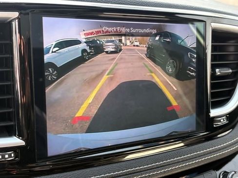Used 2025 Chrysler Pacifica Limited image 9
