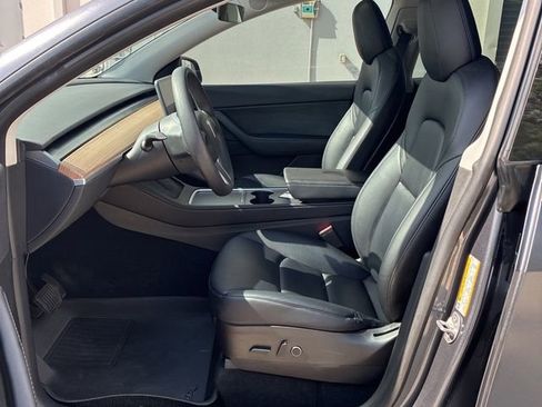 Used 2022 Tesla Model Y Long Range image 3