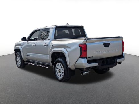 Used 2025 Toyota Tacoma SR5 image 4