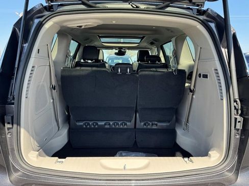 Used 2022 Chrysler Pacifica Limited image 6