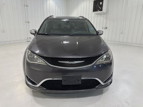 Used 2018 Chrysler Pacifica Limited FWD image 8