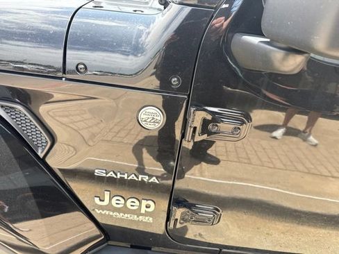 Used 2018 Jeep Wrangler Unlimited Sahara AWD/4WD image 5