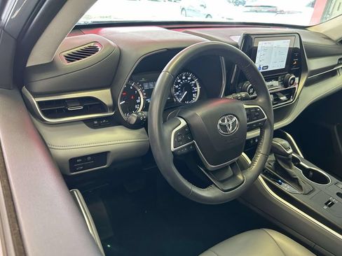 Used 2023 Toyota Highlander XLE FWD image 13