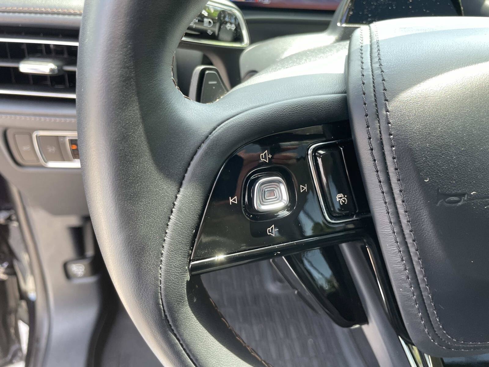 Certified 2026 Lincoln Aviator AWD image 28