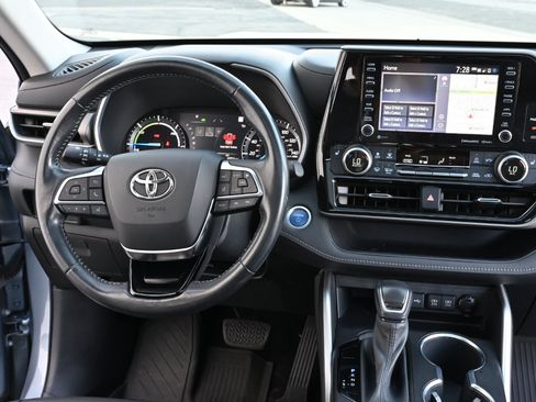 Used 2021 Toyota Highlander XLE AWD/4WD image 16