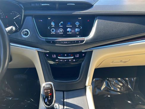 Used 2018 Cadillac XT5 Luxury w/ Driver Awareness Package image 10