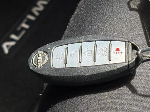 Used 2025 Nissan Altima 2.5 SV FWD image 21