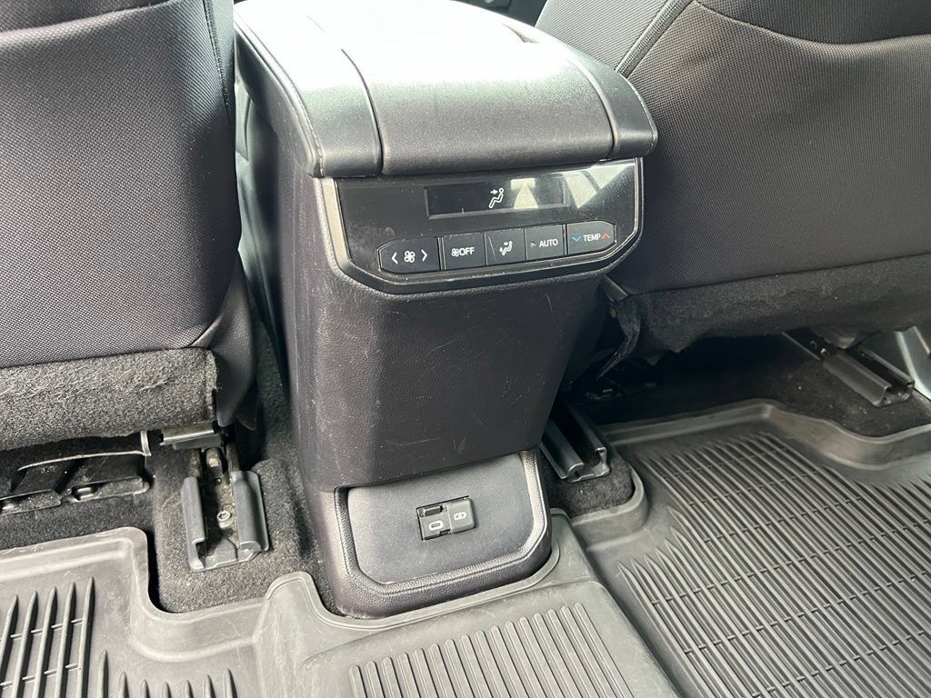 Used 2023 Toyota Highlander LE AWD/4WD image 20